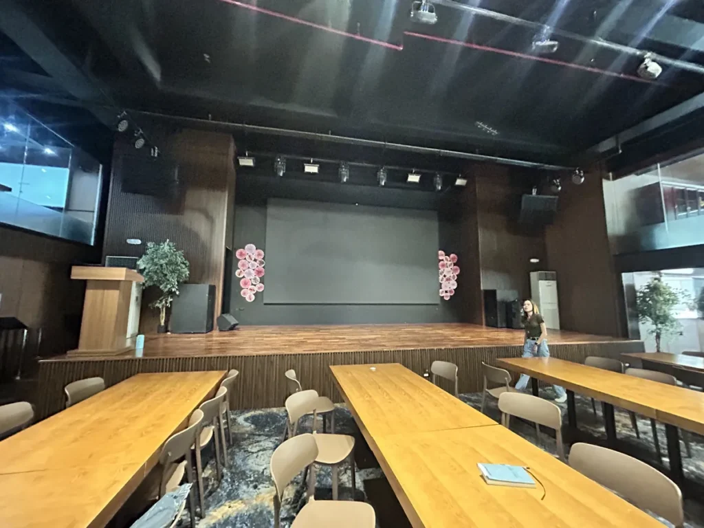 필리핀 막탄 QQ어학원 무대 앞 긴 테이블이 놓인 식당 홀