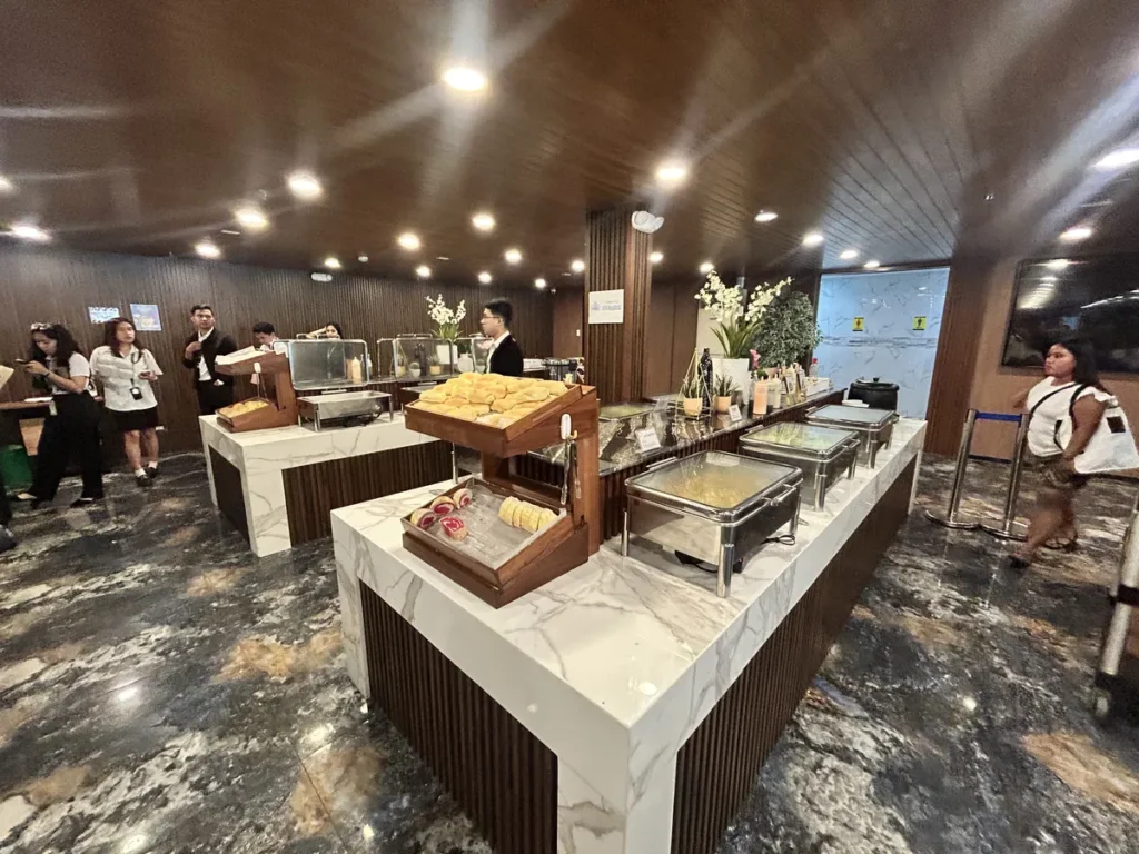 필리핀 막탄 QQ어학원 뷔페 차림대가 차려진 식당 배식 코너