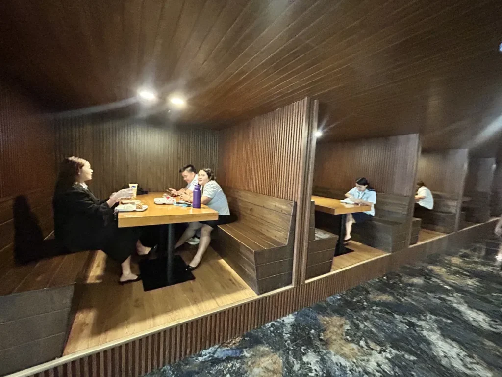 필리핀 막탄 QQ어학원 칸막이 부스 좌석을 갖춘 식당 코너