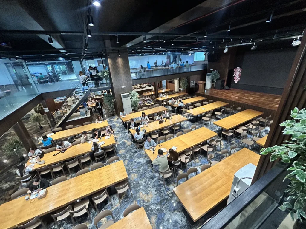 필리핀 막탄 QQ어학원 위층에서 내려다본 학생 식당 전경