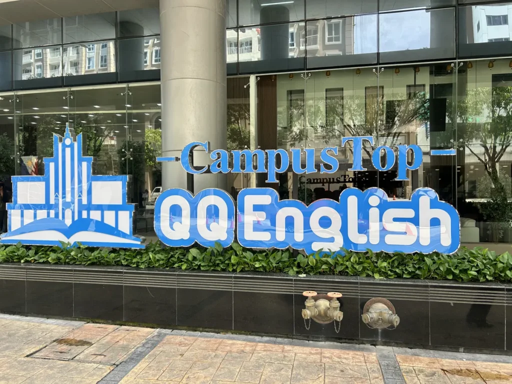 필리핀 막탄 QQ어학원 캠퍼스탑 QQ English 로고 입간판 외관