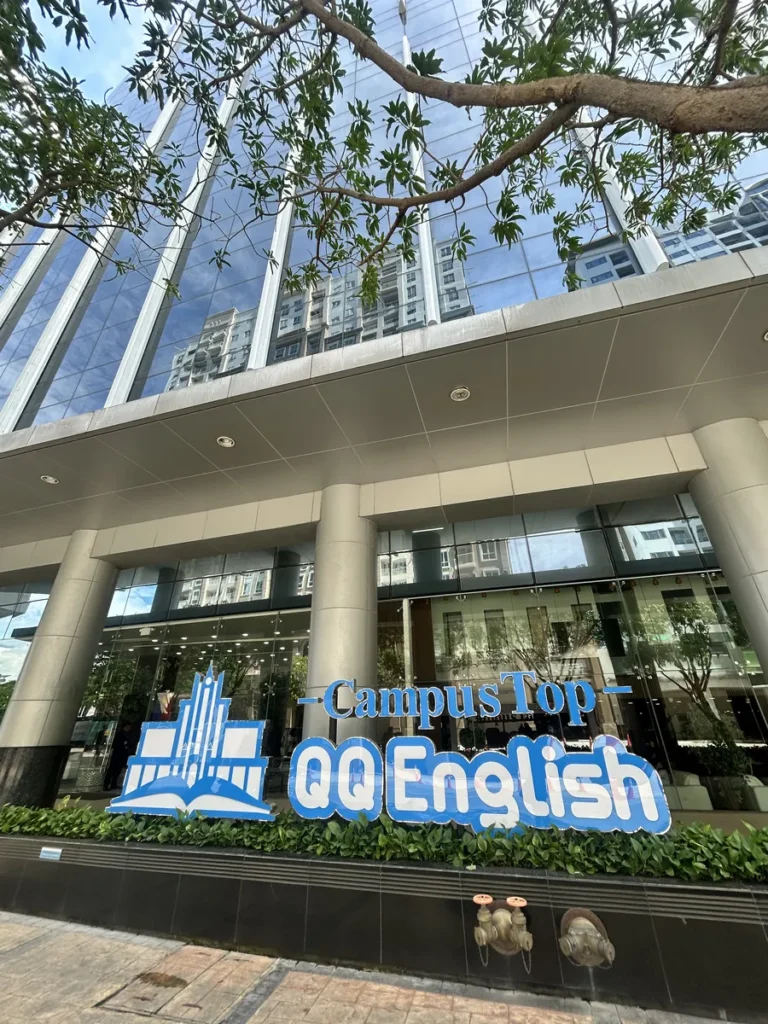 필리핀 막탄 QQ어학원 유리 외벽 고층 건물과 로고 사인 전경