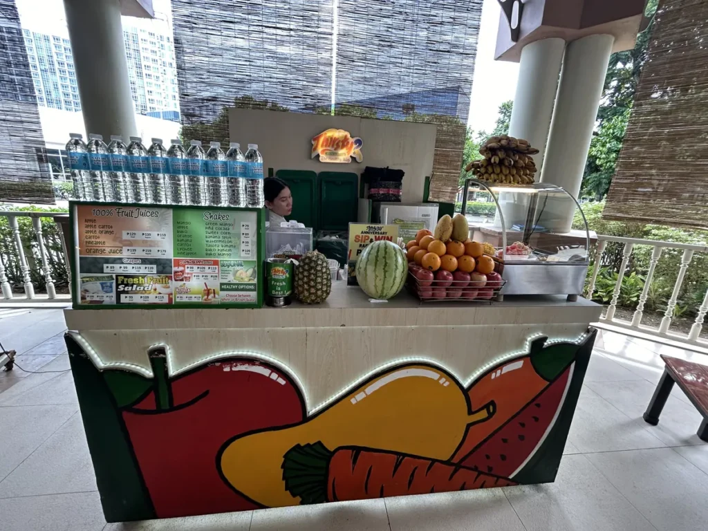 필리핀 막탄 QQ어학원 주변 상권 생과일주스 노점과 과일 진열대