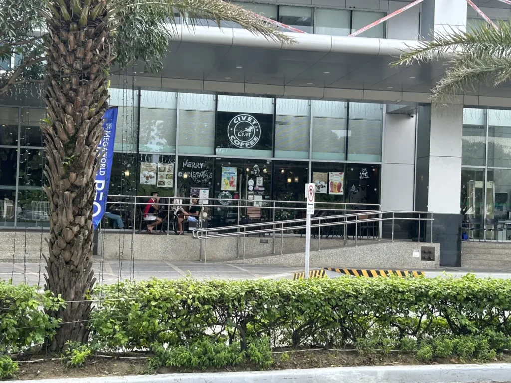 필리핀 막탄 QQ어학원 주변 상권 시벳커피 카페가 입점한 건물
