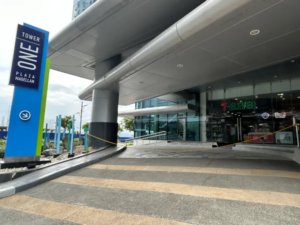 필리핀 막탄 QQ어학원 주변 상권 타워원 빌딩과 세븐일레븐 입구