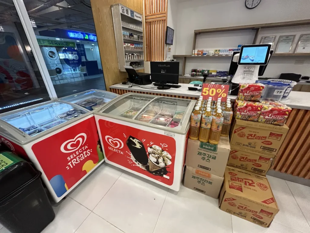 필리핀 막탄 QQ어학원 주변 상권 한국식품점 아이스크림 냉장고와 라면