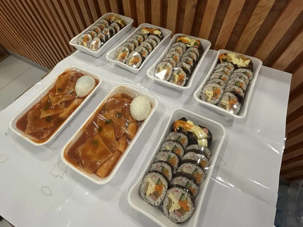 필리핀 막탄 QQ어학원 주변 상권 식품점 김밥과 떡볶이 포장 음식
