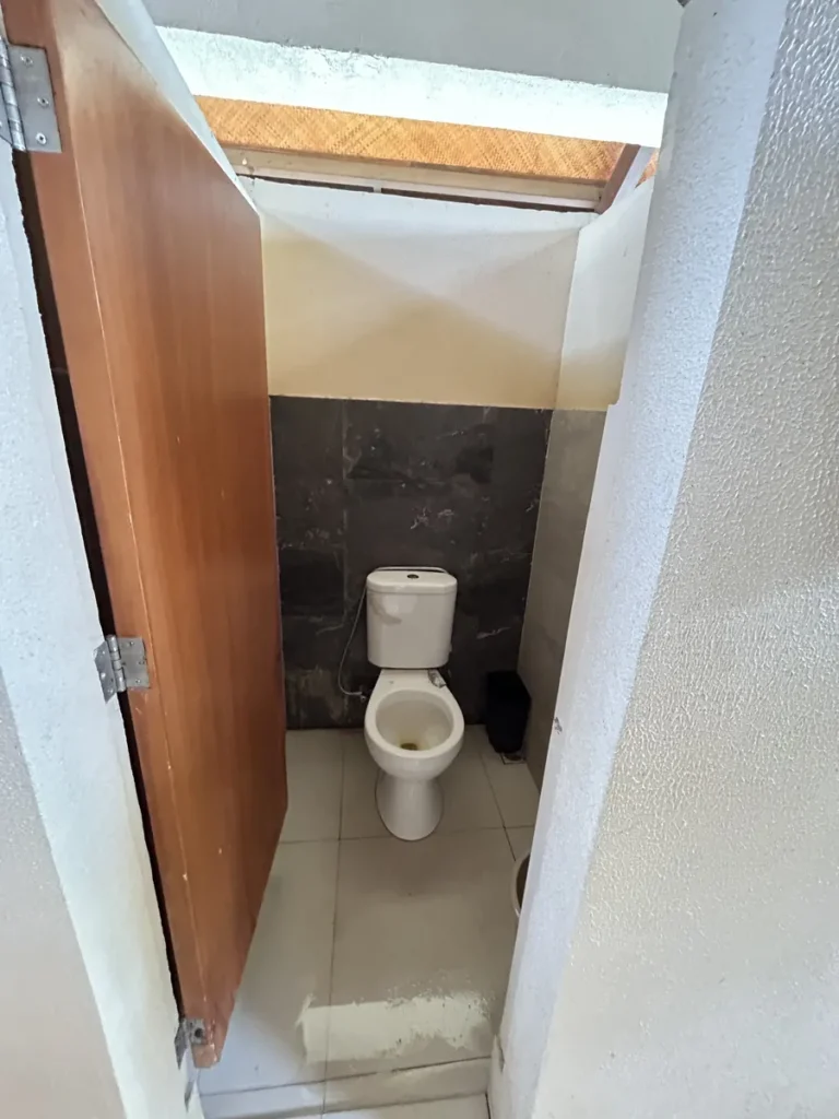 필리핀 막탄 QQ어학원 주변 해변 비치 화장실 내부 변기 칸