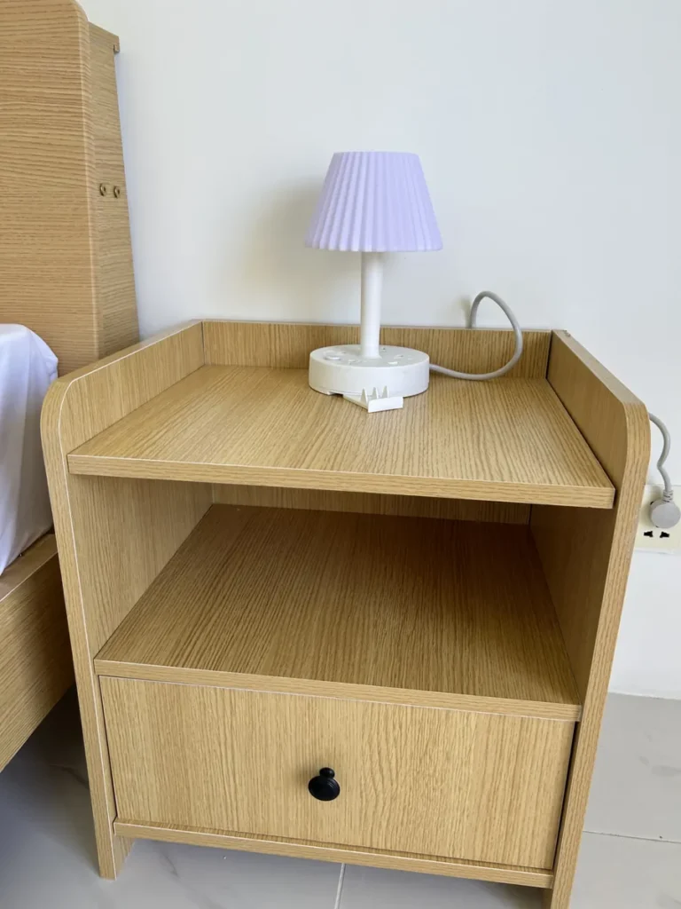 필리핀 세부 B CEBU어학원 기숙사 1인실 원목 협탁과 스탠드 조명