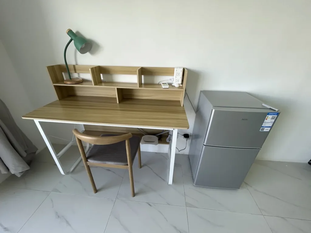 필리핀 세부 B CEBU어학원 기숙사 1인실 책상과 소형 냉장고