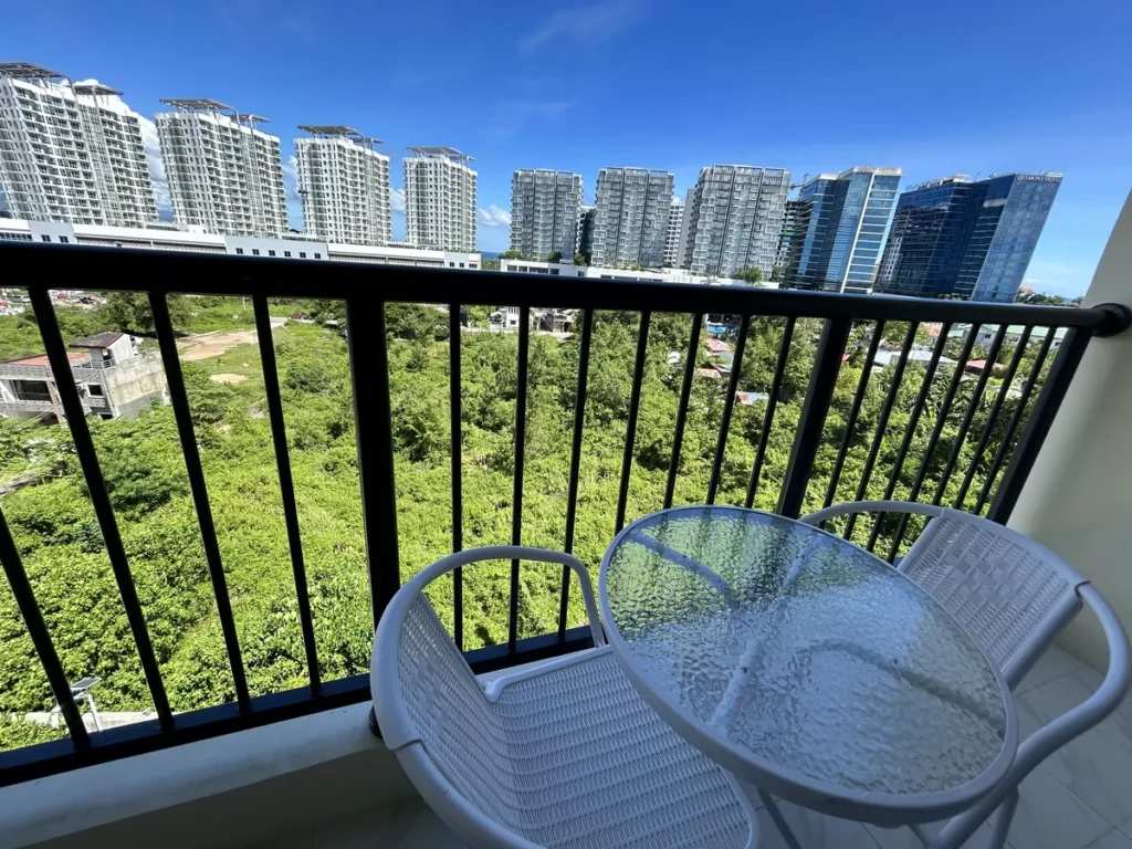 필리핀 세부 B CEBU어학원 기숙사 1인실 발코니 테이블과 도심 전망