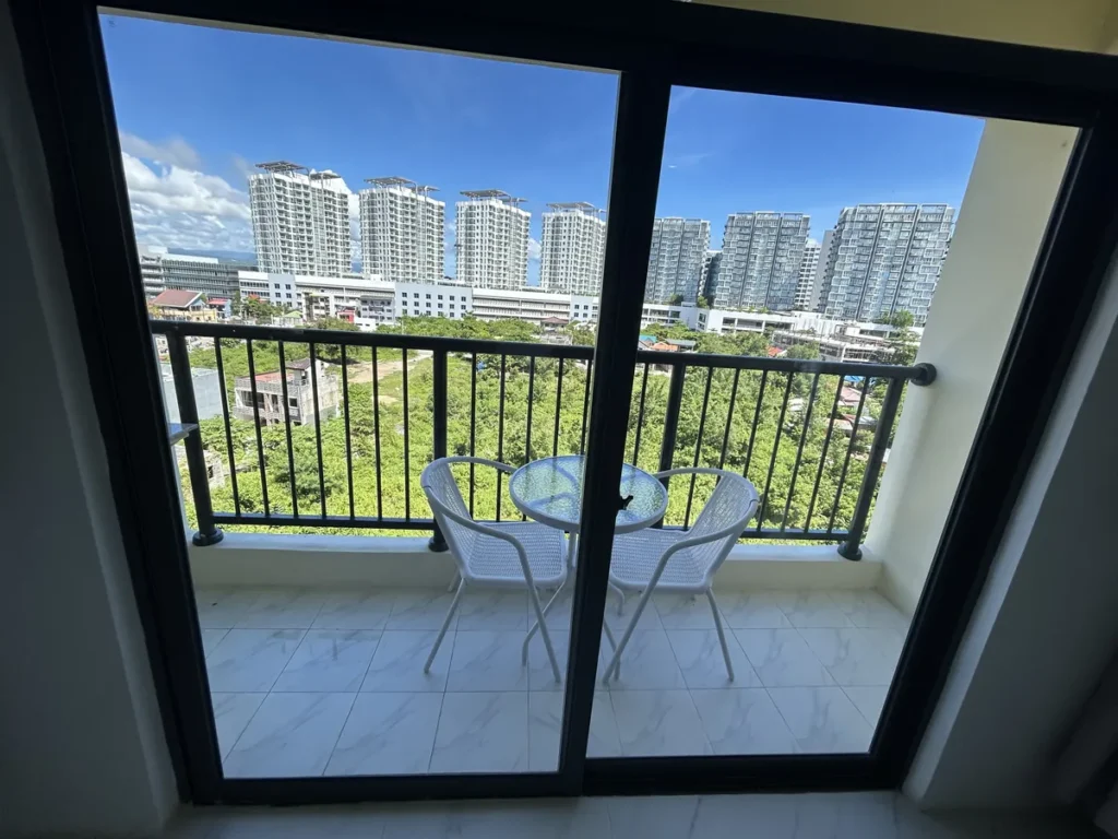 필리핀 세부 B CEBU어학원 기숙사 1인실 통창 너머 발코니 도심 전망