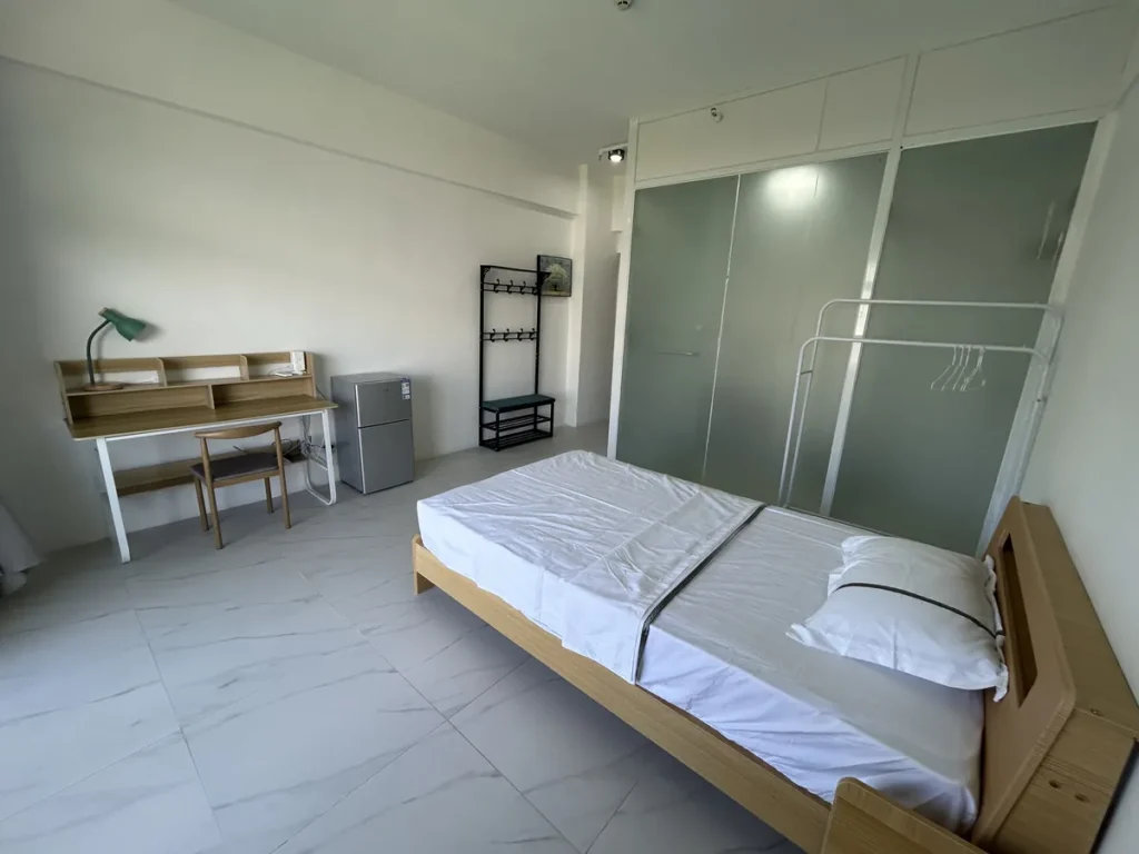 필리핀 세부 B CEBU어학원 기숙사 1인실 침대 책상 냉장고