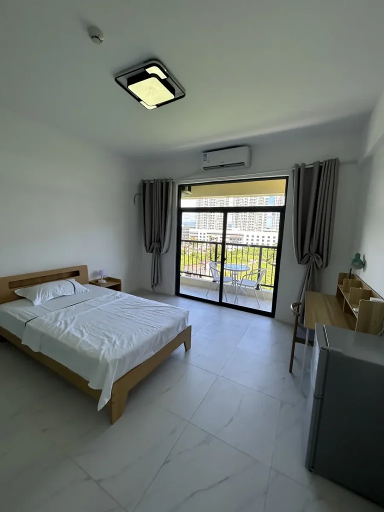 필리핀 세부 B CEBU어학원 기숙사 1인실 더블 침대와 발코니