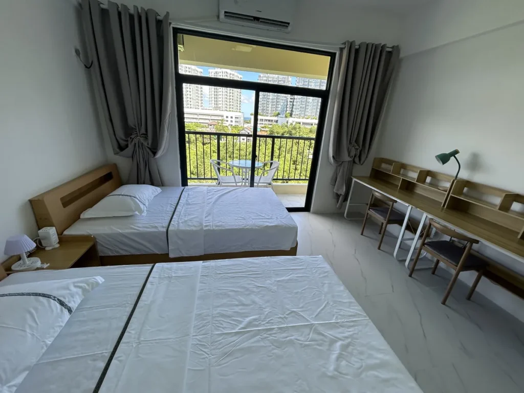 필리핀 세부 B CEBU어학원 기숙사 2인실 침대 2개와 발코니