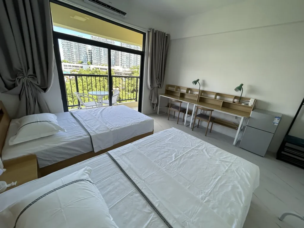 필리핀 세부 B CEBU어학원 기숙사 2인실 침대와 나란한 책상