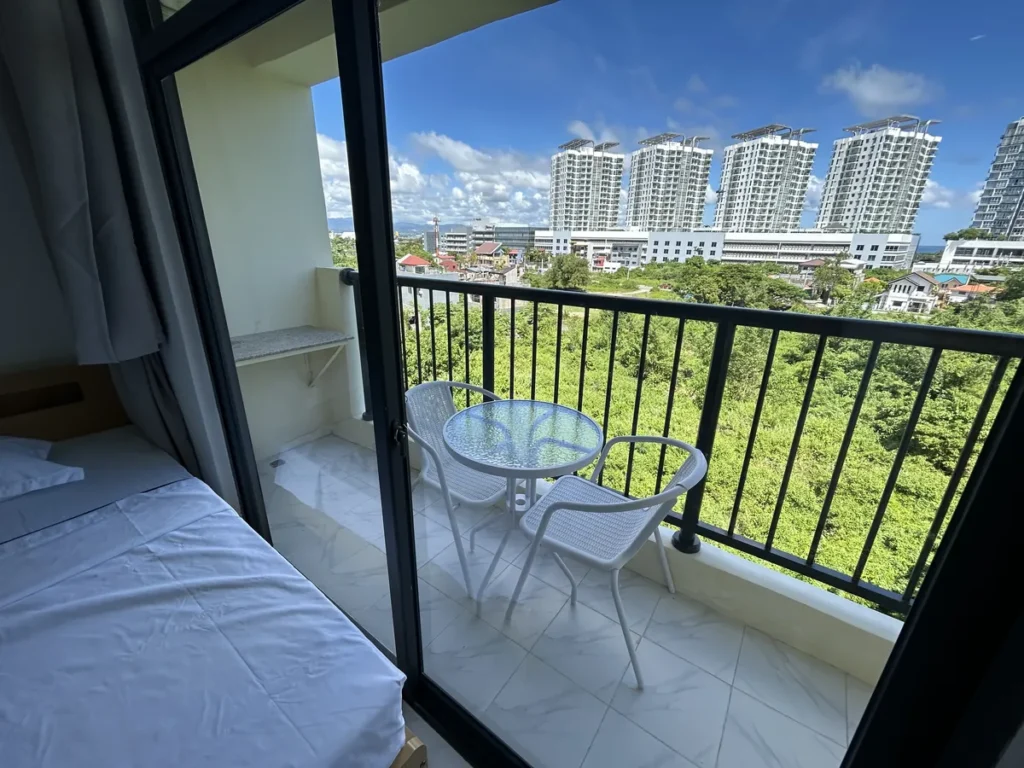 필리핀 세부 B CEBU어학원 기숙사 2인실 침대와 발코니 전망