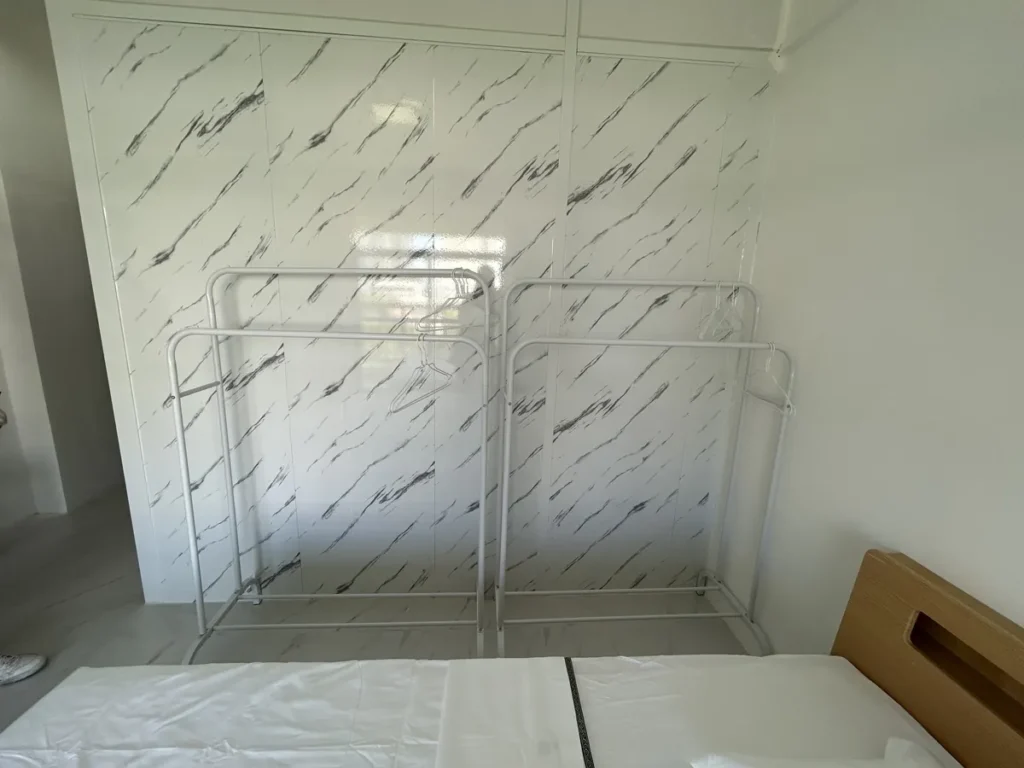 필리핀 세부 B CEBU어학원 기숙사 2인실 이동식 옷걸이 행거