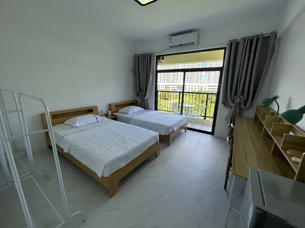 필리핀 세부 B CEBU어학원 기숙사 2인실 침대 행거 책상