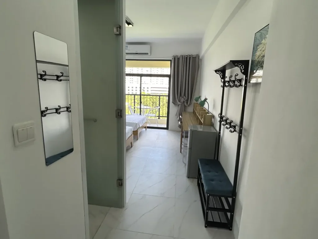 필리핀 세부 B CEBU어학원 기숙사 2인실 현관 복도와 거울