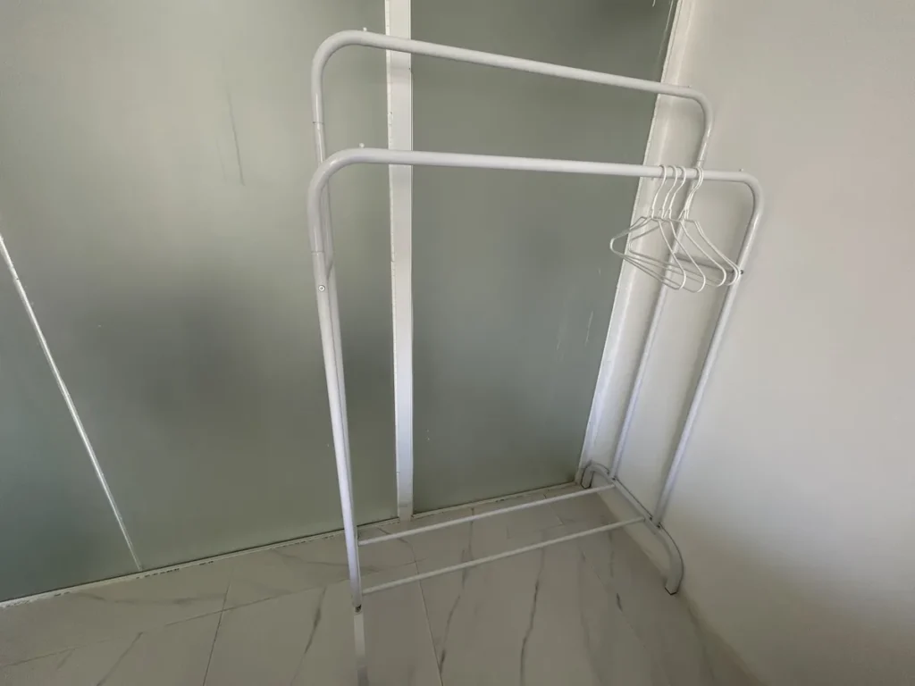 필리핀 세부 B CEBU어학원 기숙사 2인실 이동식 옷걸이 행거