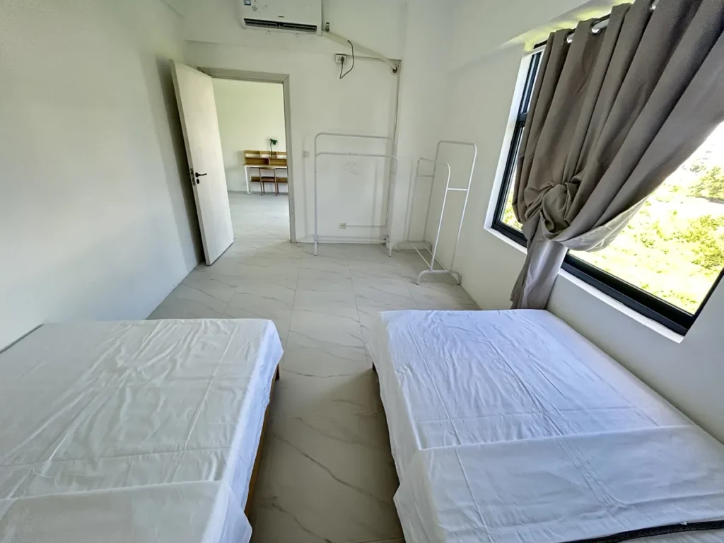 필리핀 세부 B CEBU어학원 기숙사 2인실 침실 침대와 열린 문