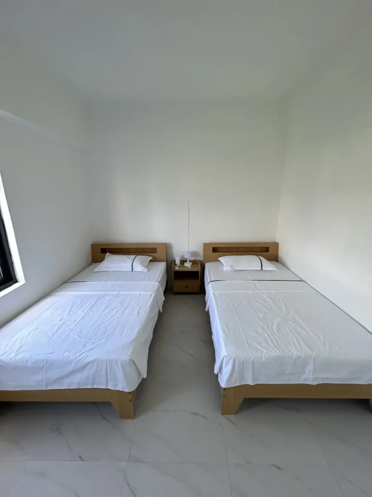 필리핀 세부 B CEBU어학원 기숙사 2인실 나란한 침대와 협탁
