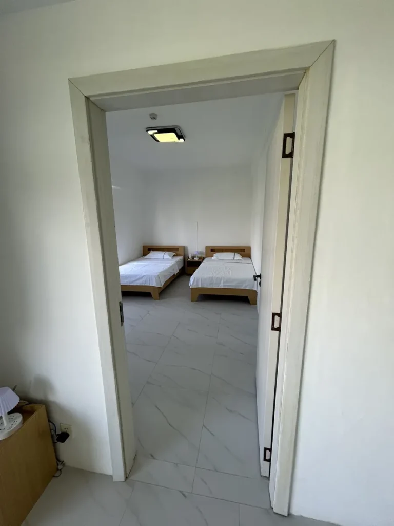 필리핀 세부 B CEBU어학원 기숙사 2인실 현관에서 본 침실