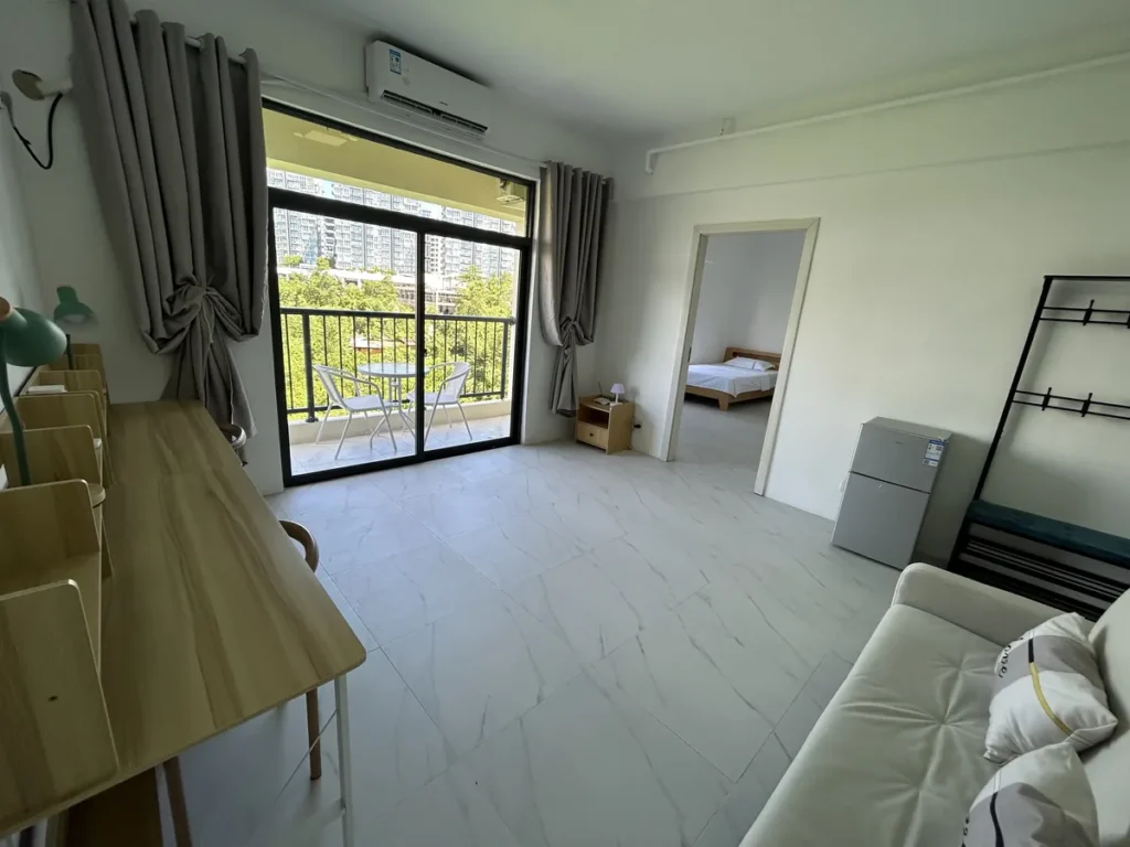 필리핀 세부 B CEBU어학원 기숙사 2인실 거실과 침실 입구
