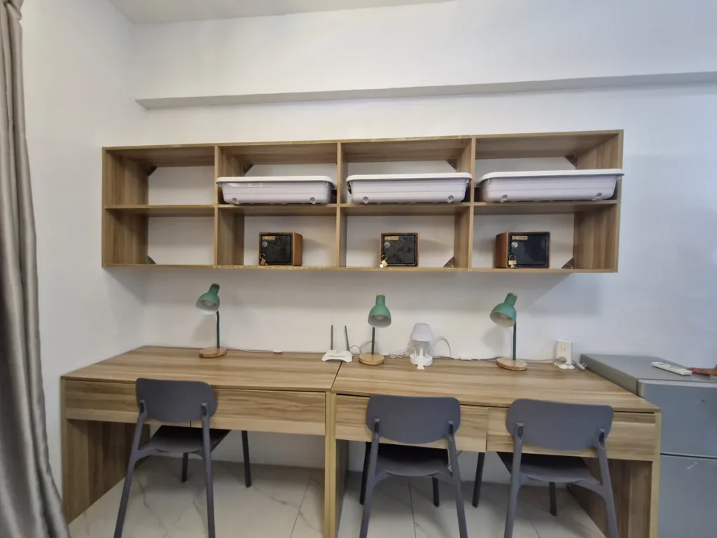 필리핀 세부 B CEBU어학원 기숙사 3인실 3인용 책상과 선반