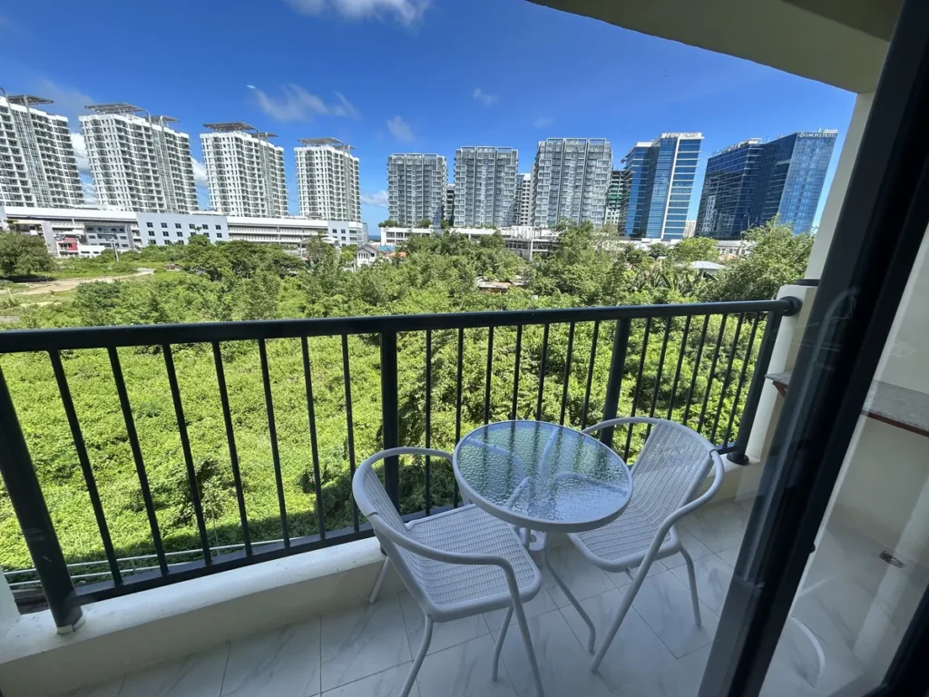 필리핀 세부 B CEBU어학원 기숙사 3인실 발코니와 도심 전망