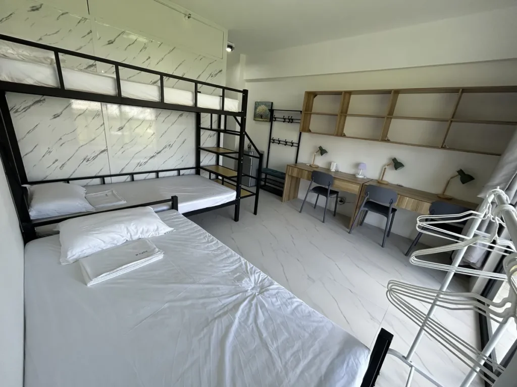 필리핀 세부 B CEBU어학원 기숙사 3인실 이층침대와 책상