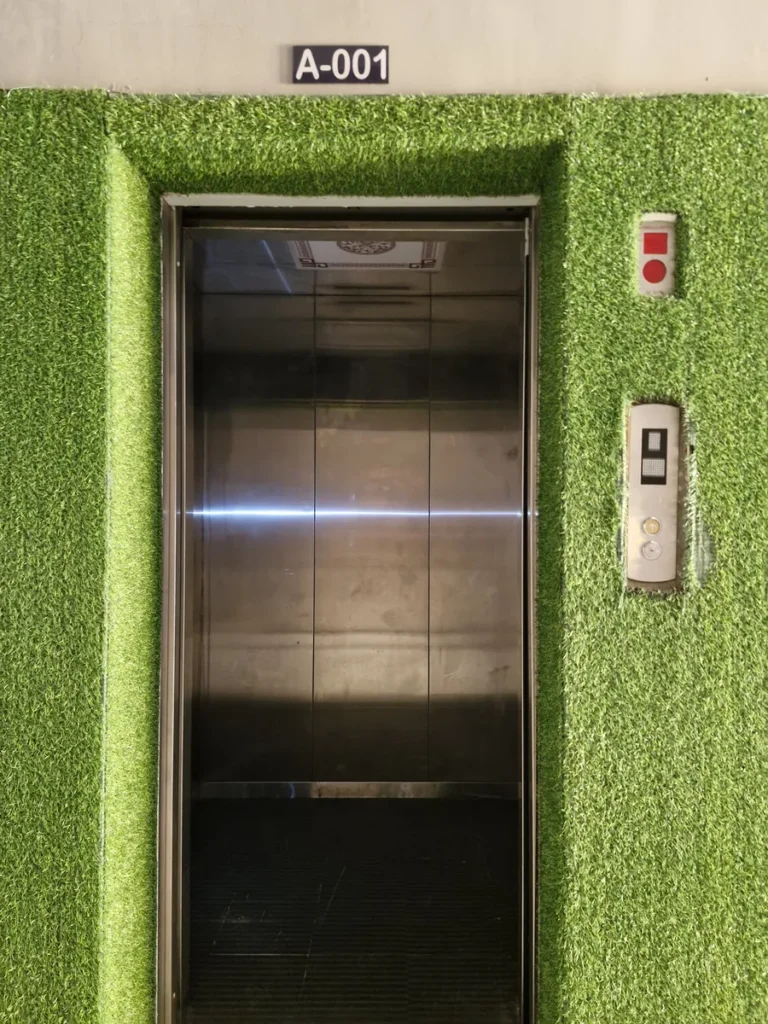 필리핀 세부 B CEBU어학원 기숙사 인조잔디 벽 엘리베이터