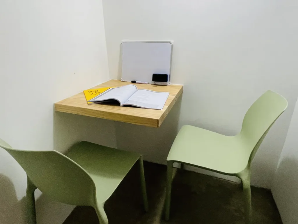 필리핀 세부 B CEBU어학원 수업실 1대1 화이트보드와 책상