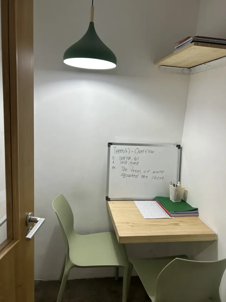 필리핀 세부 B CEBU어학원 수업실 1대1 책상과 화이트보드