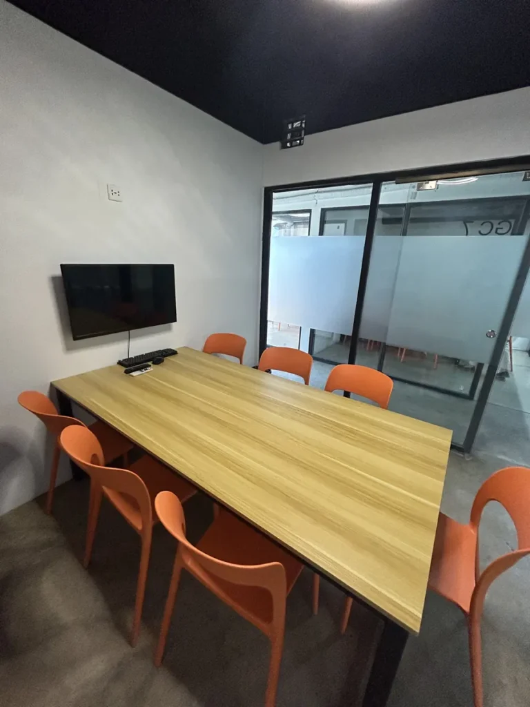 필리핀 세부 B CEBU어학원 수업실 그룹 원목 테이블과 TV