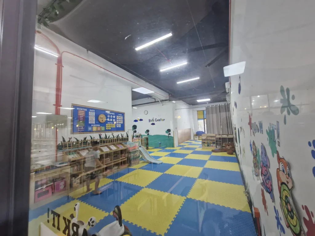 필리핀 세부 B CEBU어학원 수업실 키즈방 미끄럼틀과 매트