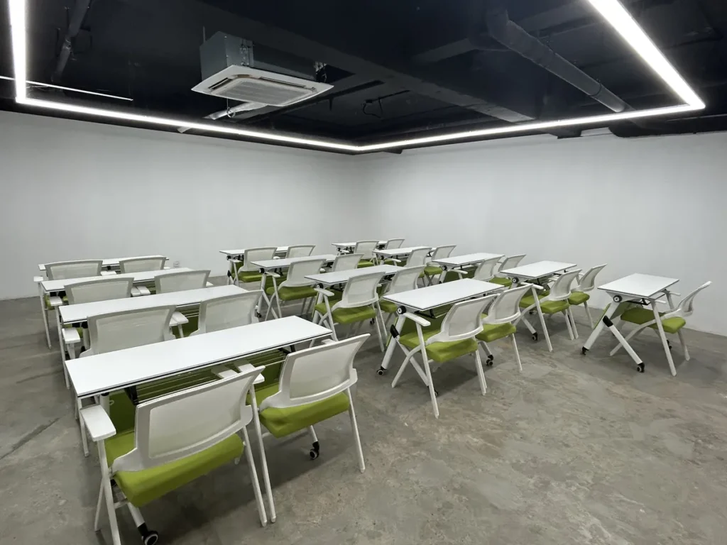 필리핀 세부 B CEBU어학원 수업실 세미나실 책상과 의자