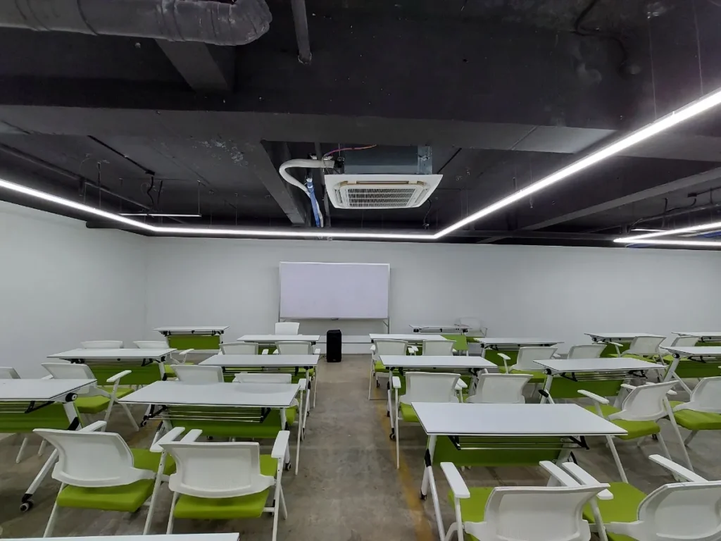필리핀 세부 B CEBU어학원 수업실 세미나실 스크린과 책상