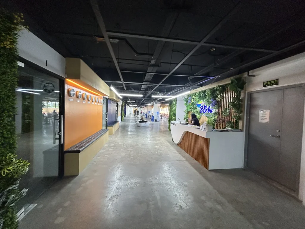 필리핀 세부 B CEBU어학원 수업실 안내데스크 로비 복도
