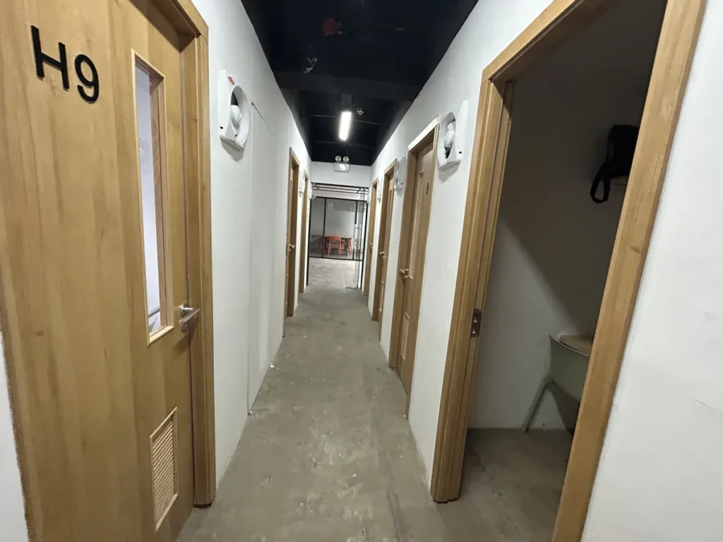 필리핀 세부 B CEBU어학원 수업실 강의실 문이 늘어선 복도