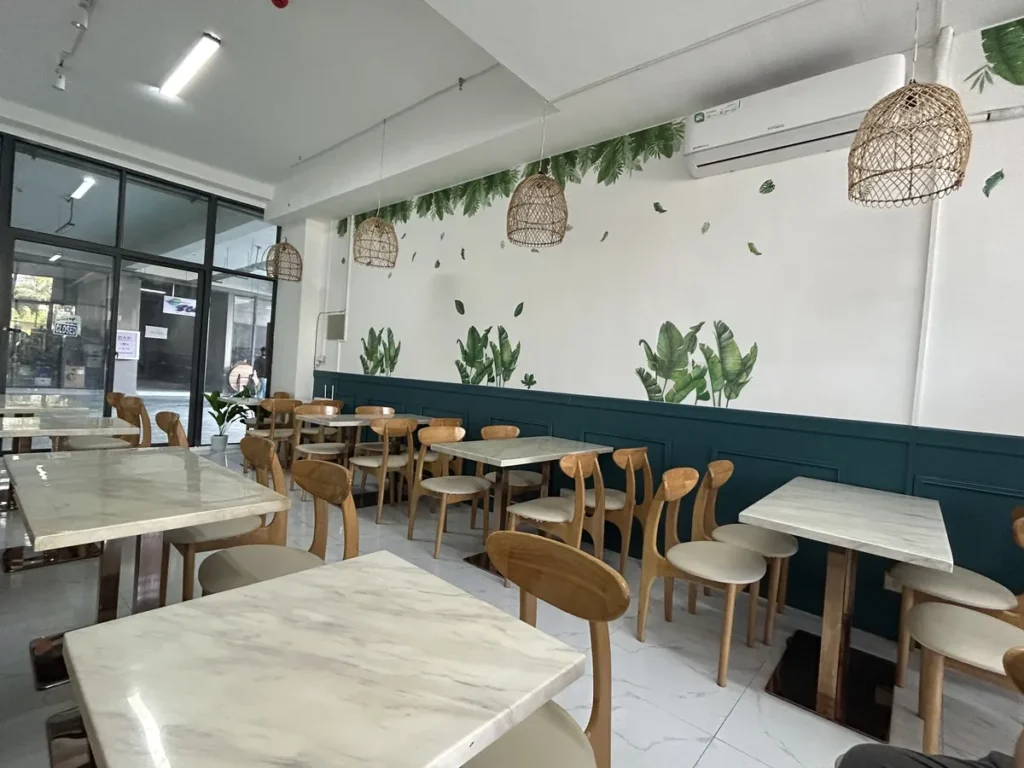 필리핀 세부 B CEBU어학원 카페 대리석 테이블과 원목 의자 좌석