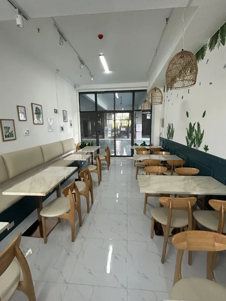 필리핀 세부 B CEBU어학원 카페 벤치소파와 액자 벽면 공간
