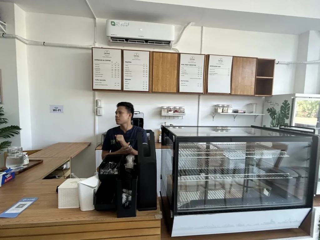 필리핀 세부 B CEBU어학원 카페 바리스타 카운터와 메뉴판