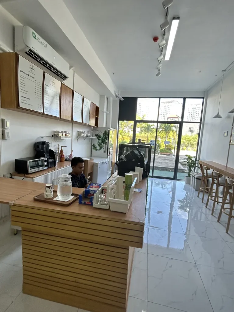 필리핀 세부 B CEBU어학원 카페 원목 카운터와 통유리 창가