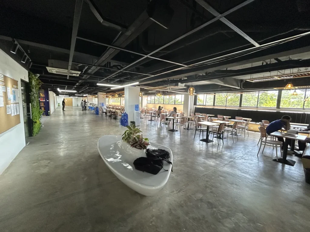 필리핀 세부 B CEBU어학원 자습실 서핑보드 장식 넓은 홀