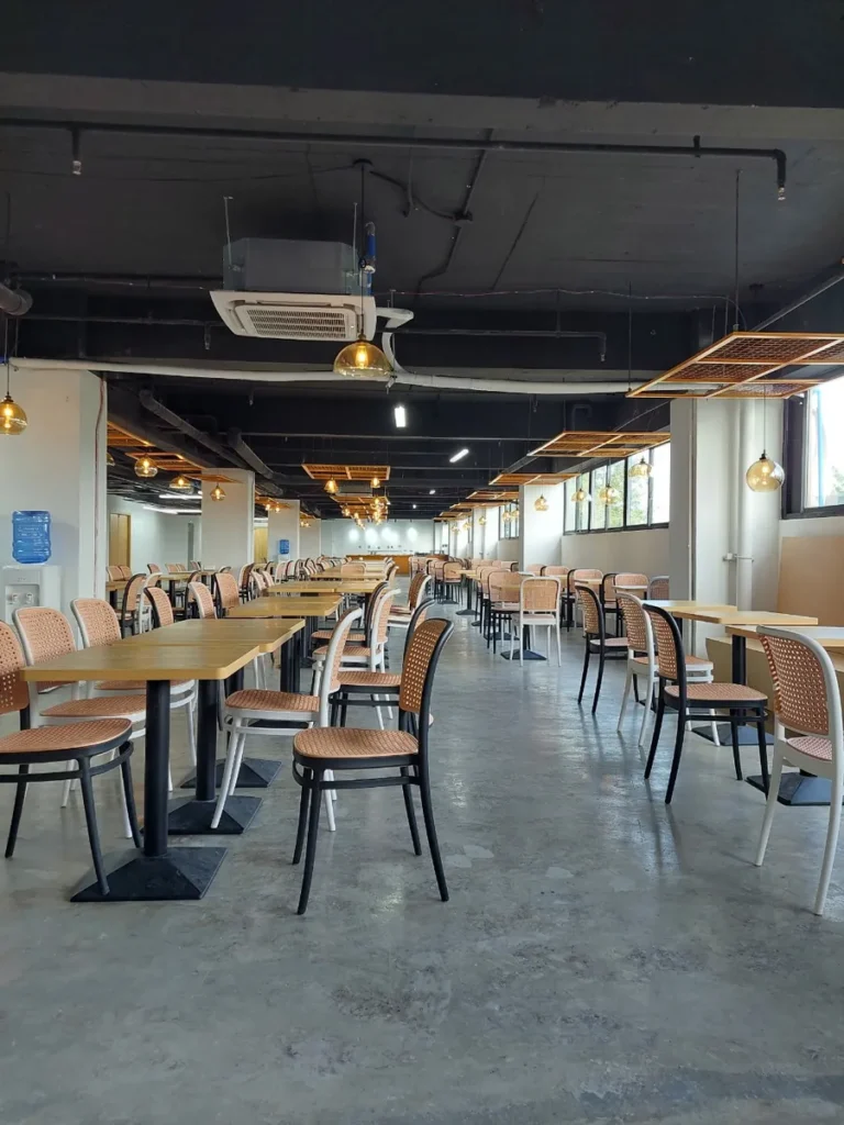 필리핀 세부 B CEBU어학원 자습실 라탄 의자와 원목 테이블