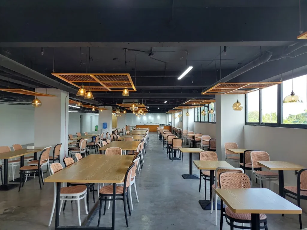 필리핀 세부 B CEBU어학원 자습실 원목 테이블 다수 넓은 공간