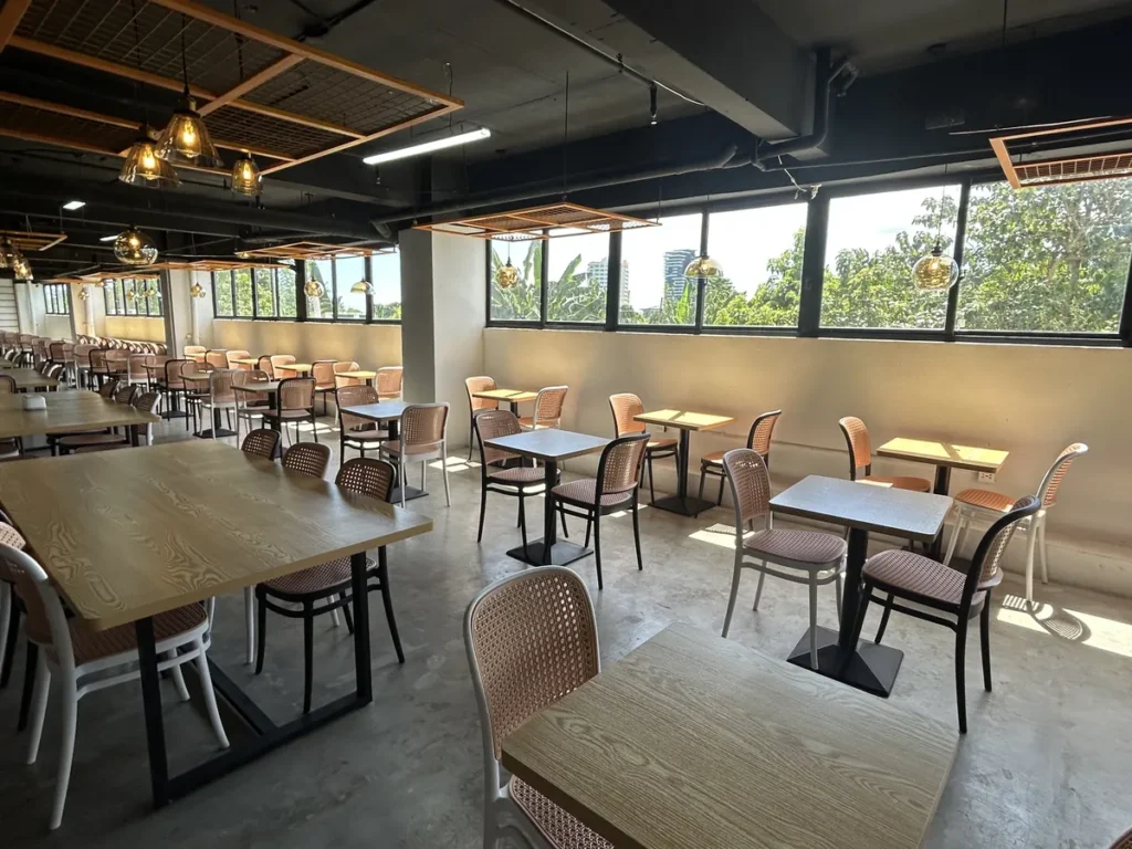 필리핀 세부 B CEBU어학원 휴게공간 창가 라탄 의자 자연광