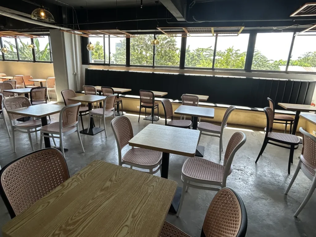 필리핀 세부 B CEBU어학원 휴게공간 창가 라탄 테이블 좌석